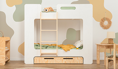 Drewniane łóżko piętrowe z szufladą wykonane ze sklejki sosnowej w kolorze białym z drabinką po lewej stronie